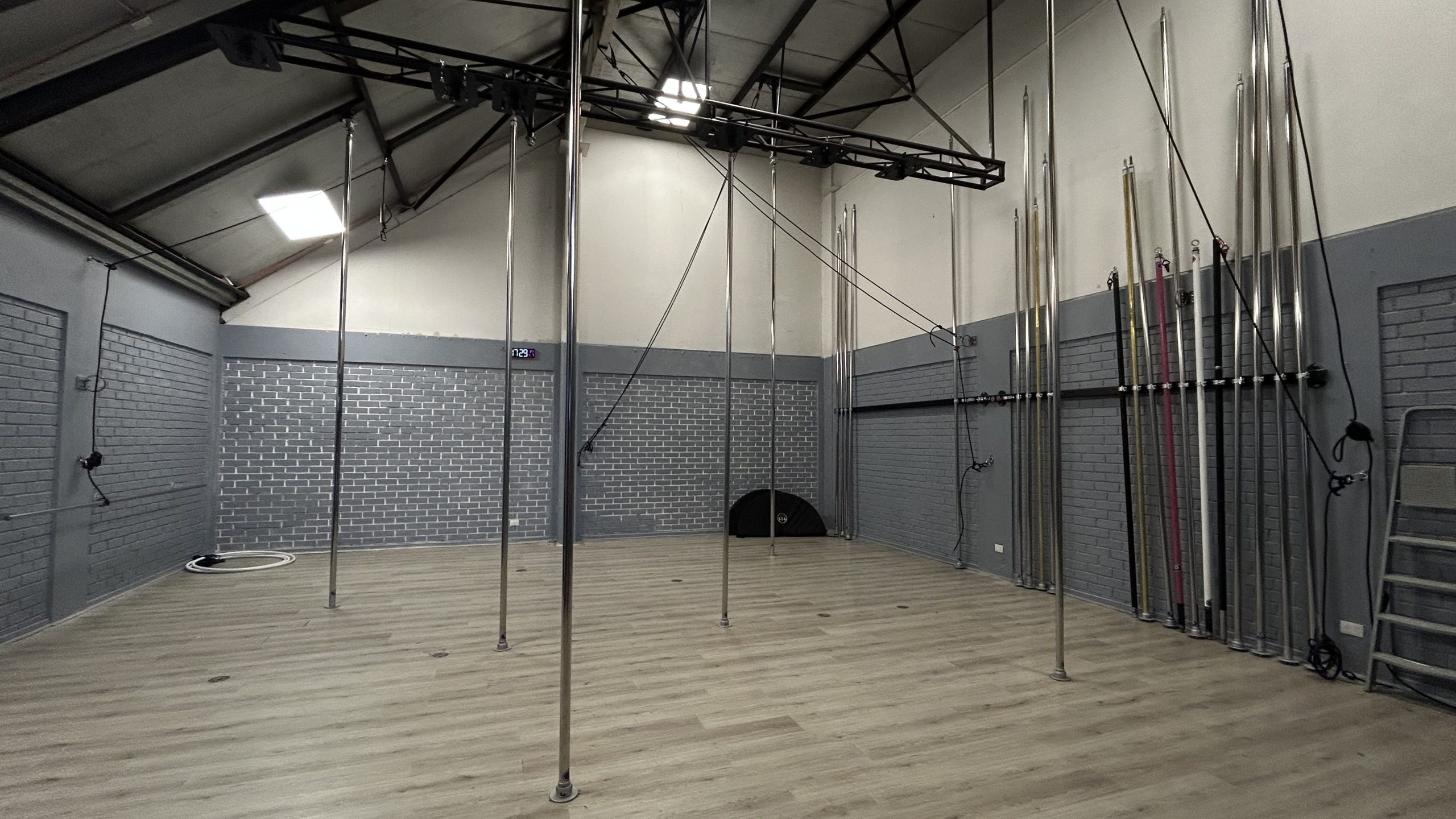 Pole 6G Studio